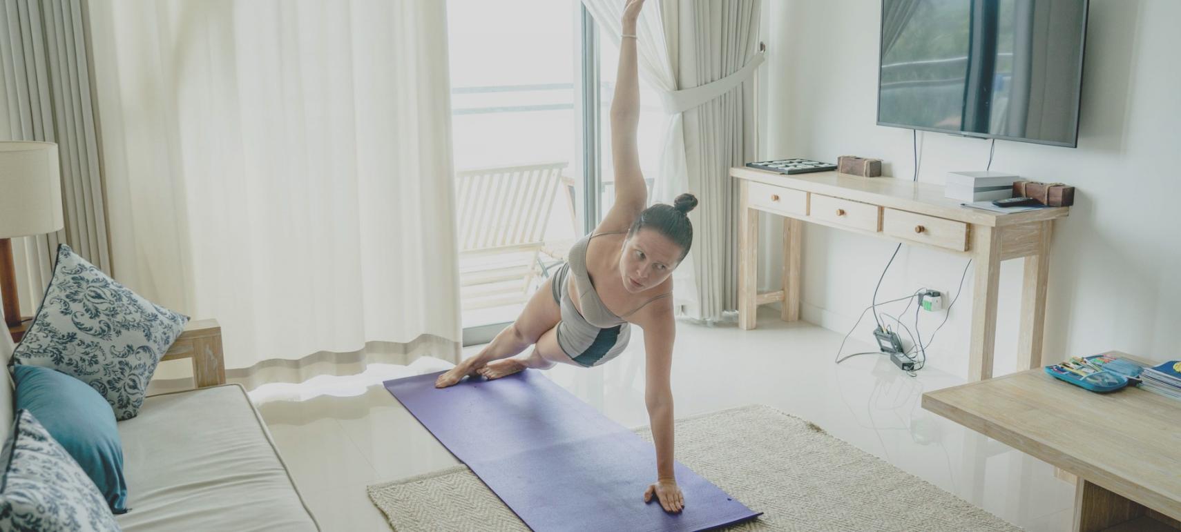 Spazio meditativo domestico con cuscini e elementi naturali
